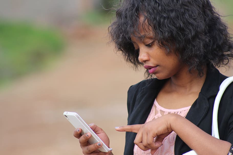 women to travel solo, woman on phone